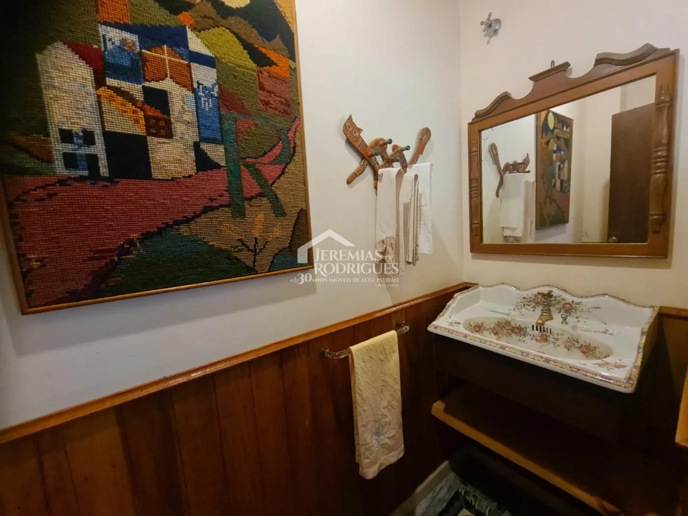 Casa à venda com 4 suítes no bairro Descansópolis em Campos do Jordão/SP.