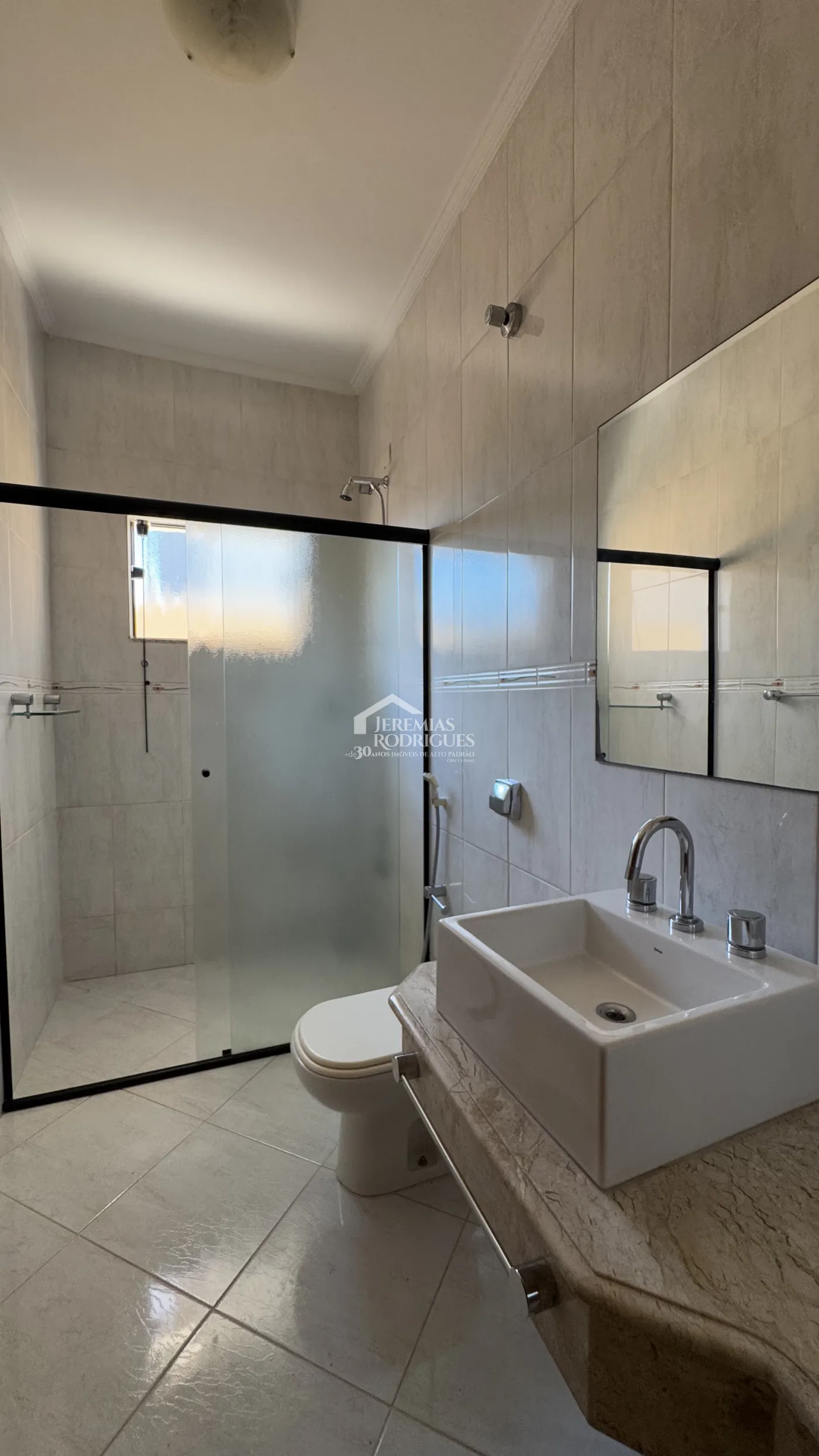 Casa para venda e locação com 4 dormitórios no Condomínio Real Ville I em Pindamonhangaba/SP.