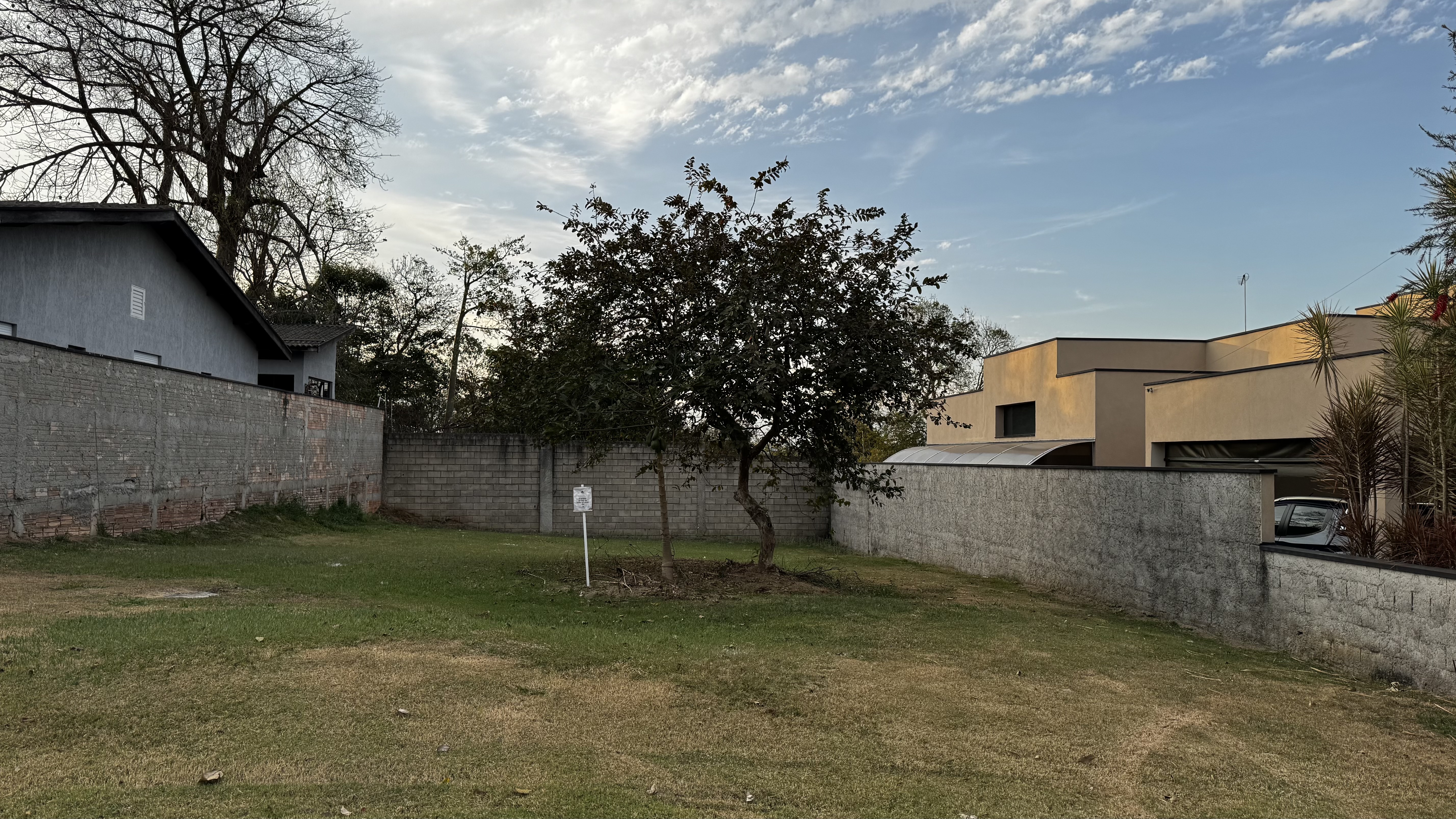 Terreno à venda com 423 m² no Condomínio Reserva dos Lagos em Pindamonhangaba/SP.