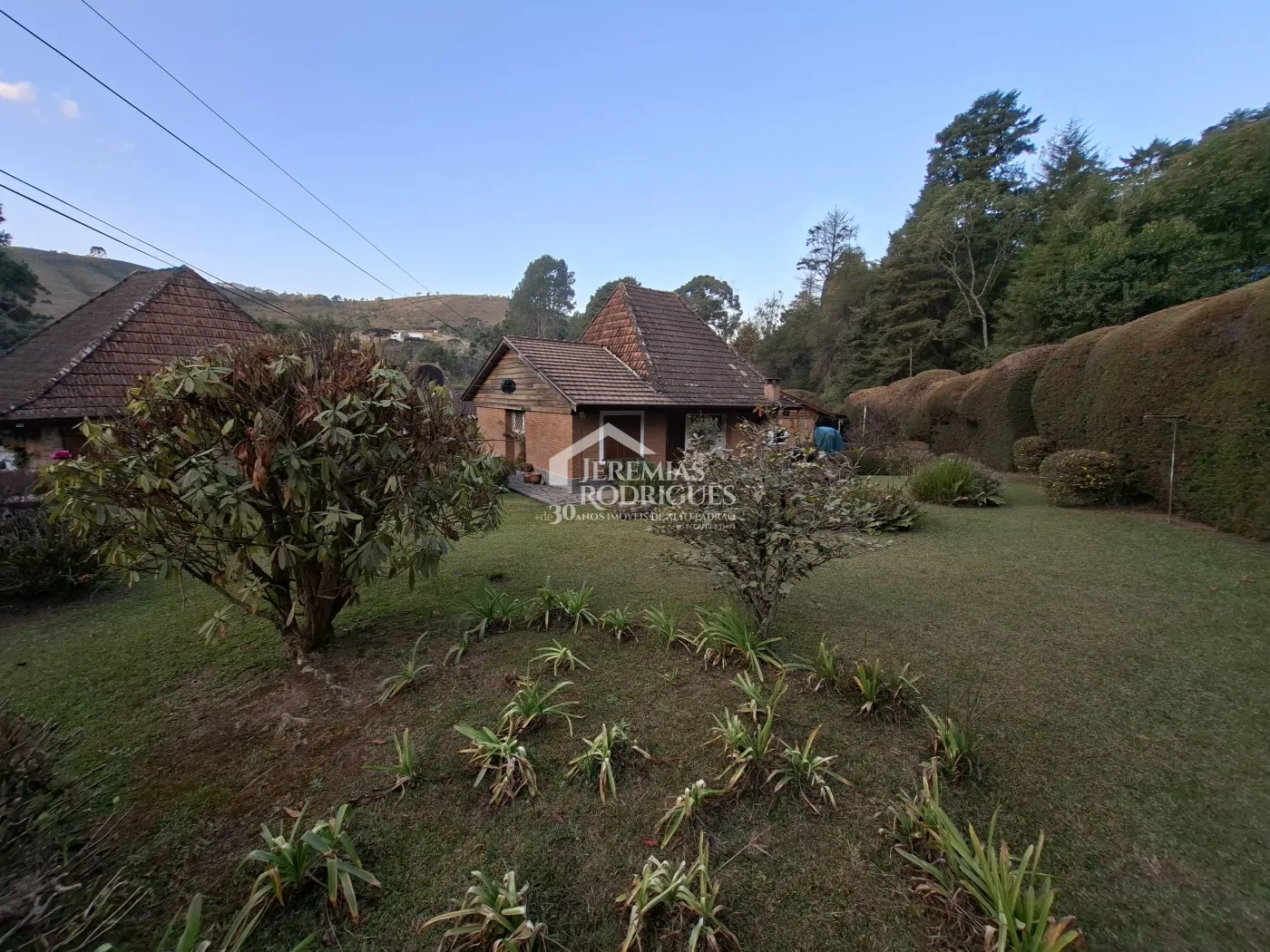 Casa à venda com 2 dormitórios no Condomínio Petiti Village em Campos do Jordão/SP.