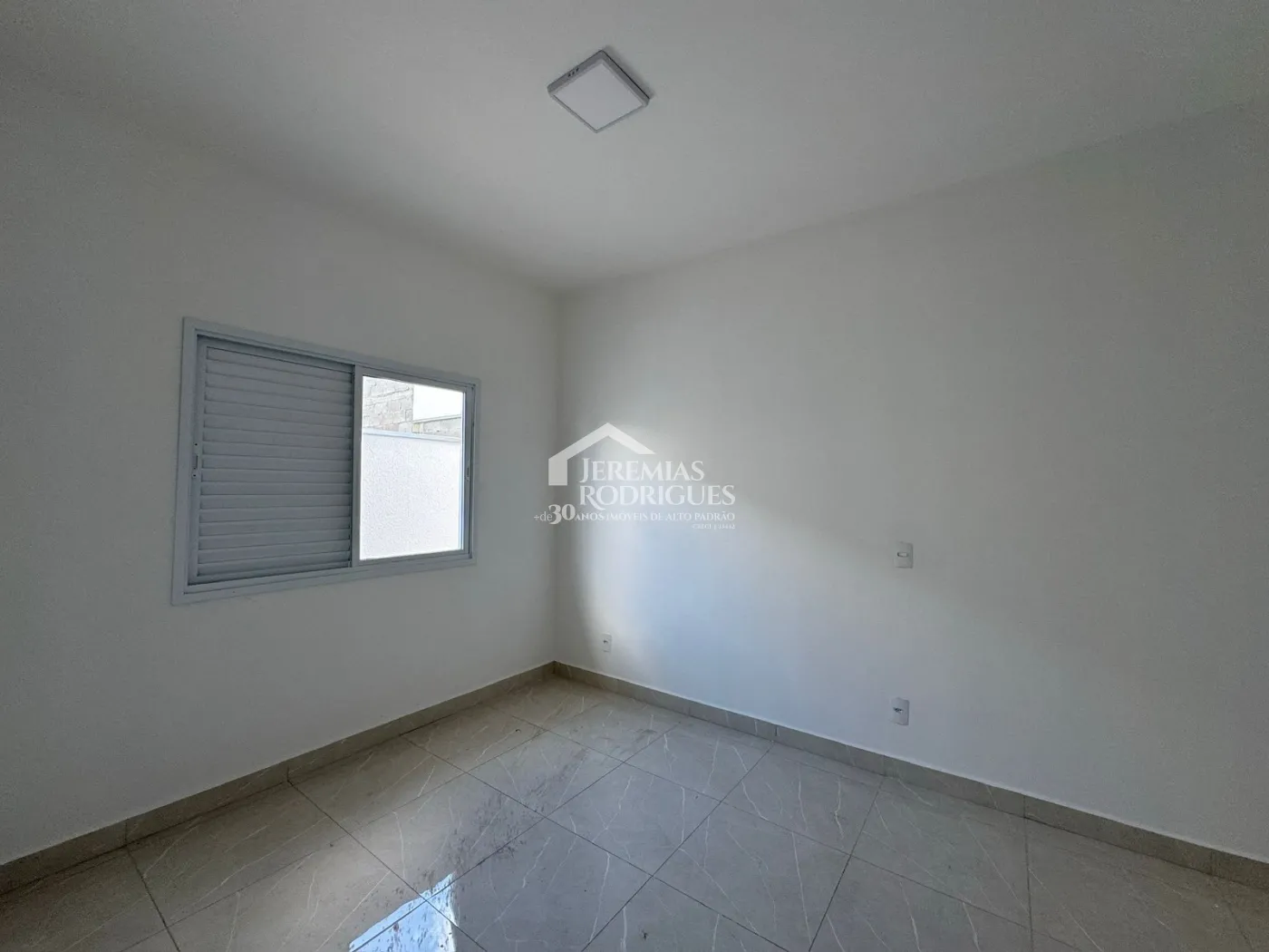 Casa à venda com 3 dormitórios no Condomínio Vila Romana em Pindamonhangaba/SP.