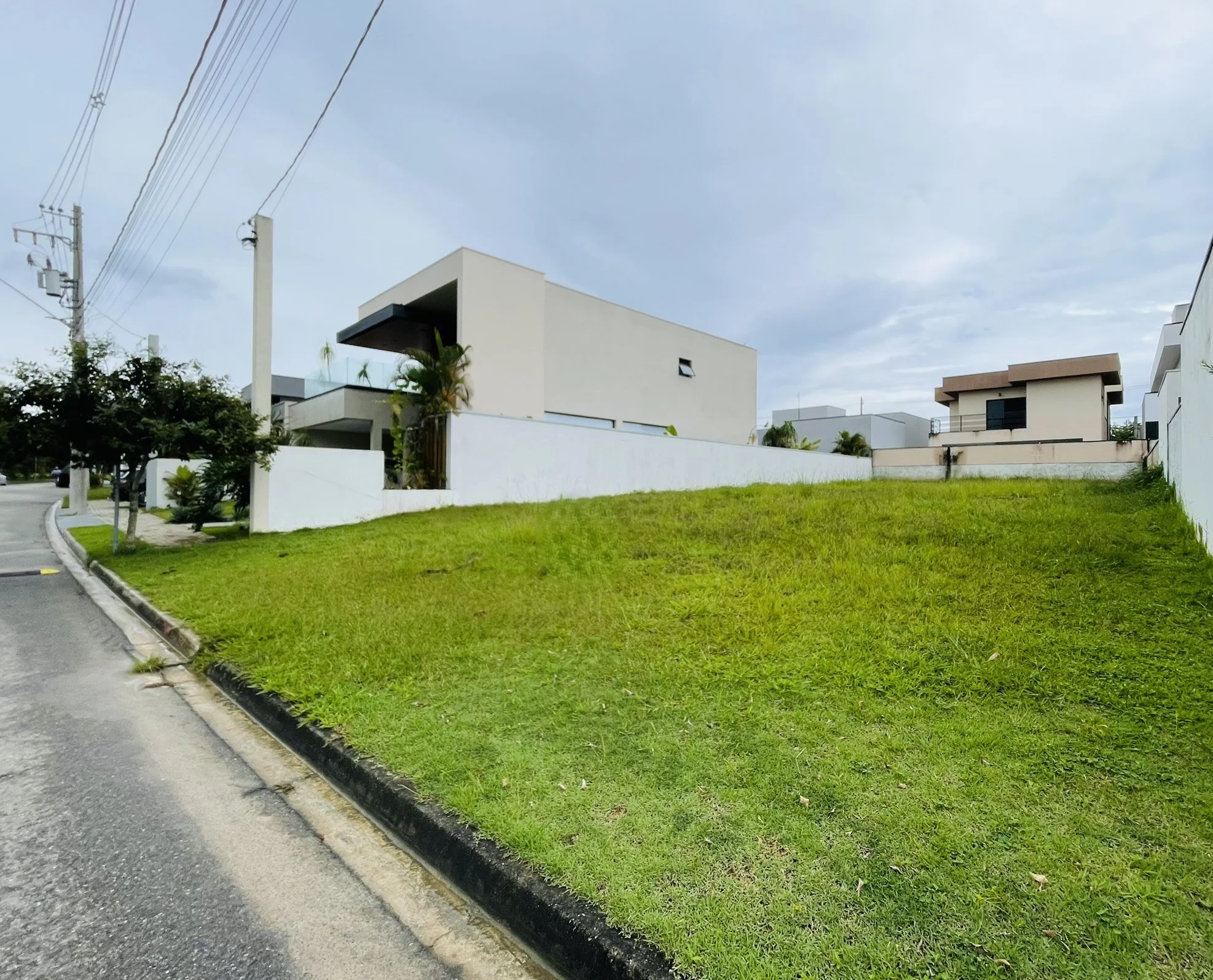 Terreno com 403 m² no Condomínio Ouro Ville em Taubaté/SP. 