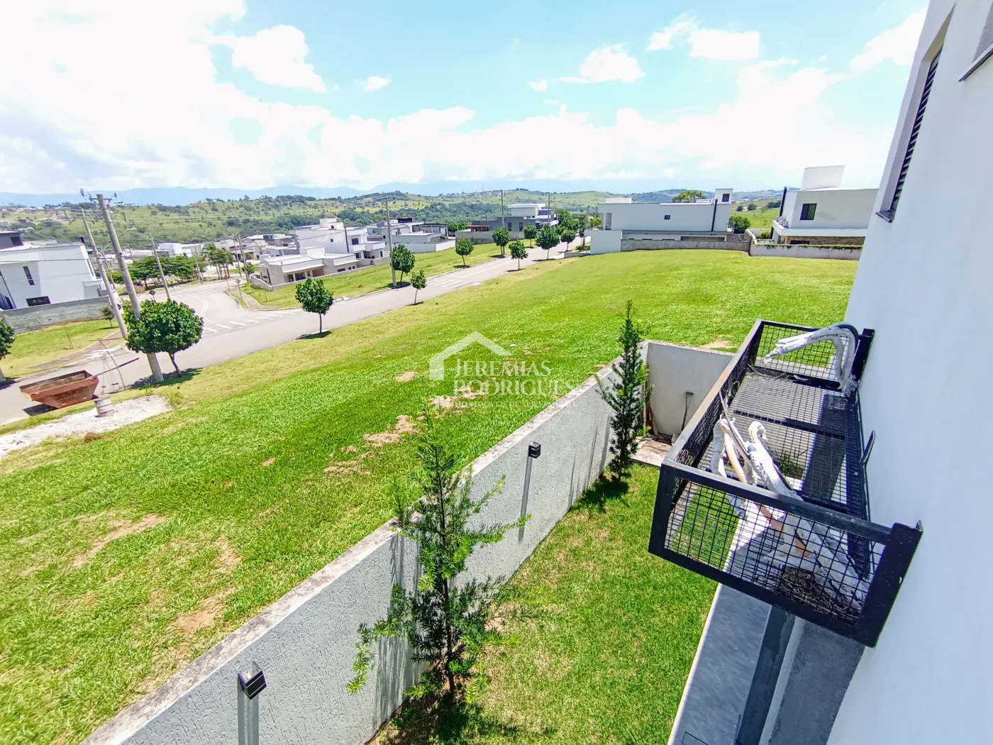 Casa assobradada à venda com 3 suítes no Condomínio Cyrela Landscape em Taubaté/SP.