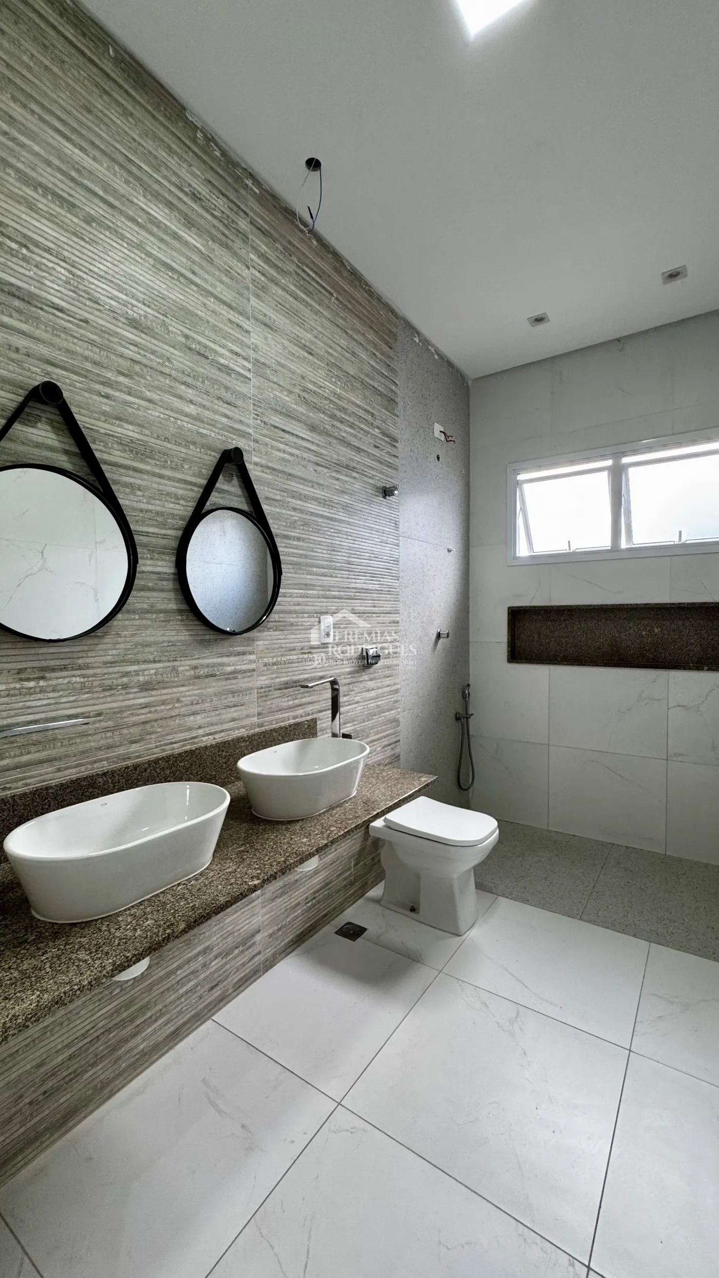 Casa para venda com 3 suítes no Condomínio Reserva dos Lagos em Pindamonhangaba/SP