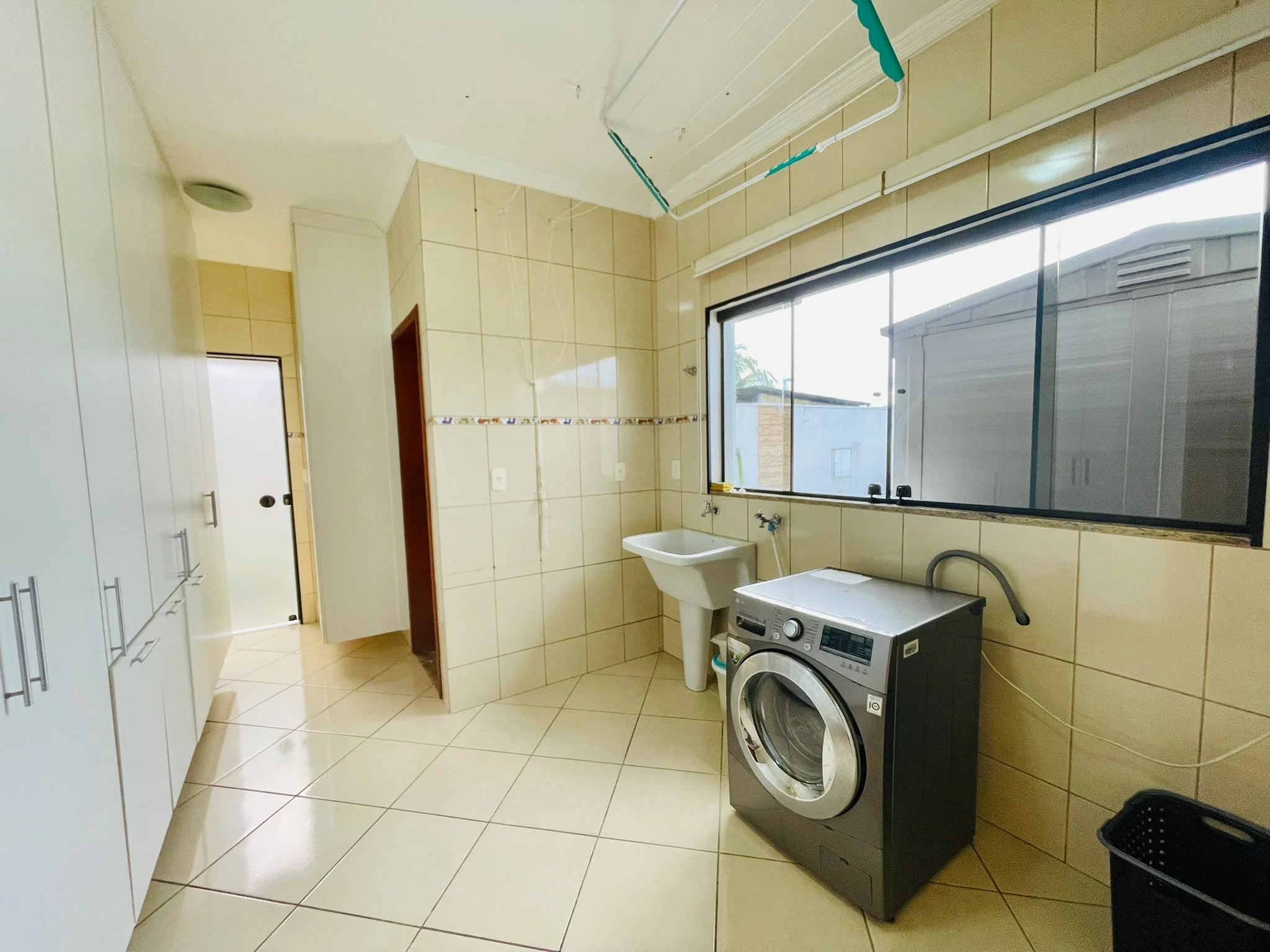 Casa à venda com 4 dormitórios no Condomínio Colonial Village I em Pindamonhangaba/SP. 