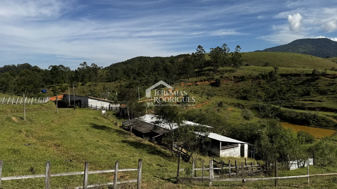 Sitio à venda com 5 dormitórios, 3,5 alqueires no bairro Cruz Pequena em Pindamonhangaba/SP