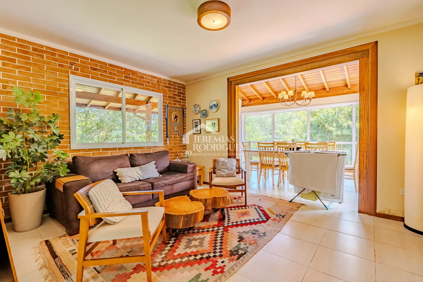 Casa assobradada à venda com 3 dormitórios no Condomínio Parque da Mantiqueira em Santo Antônio do Pinhal/SP.