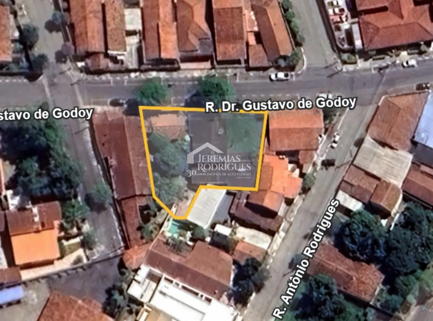 Terreno à venda com 880 m² no Centro em Pindamonhangaba/SP.