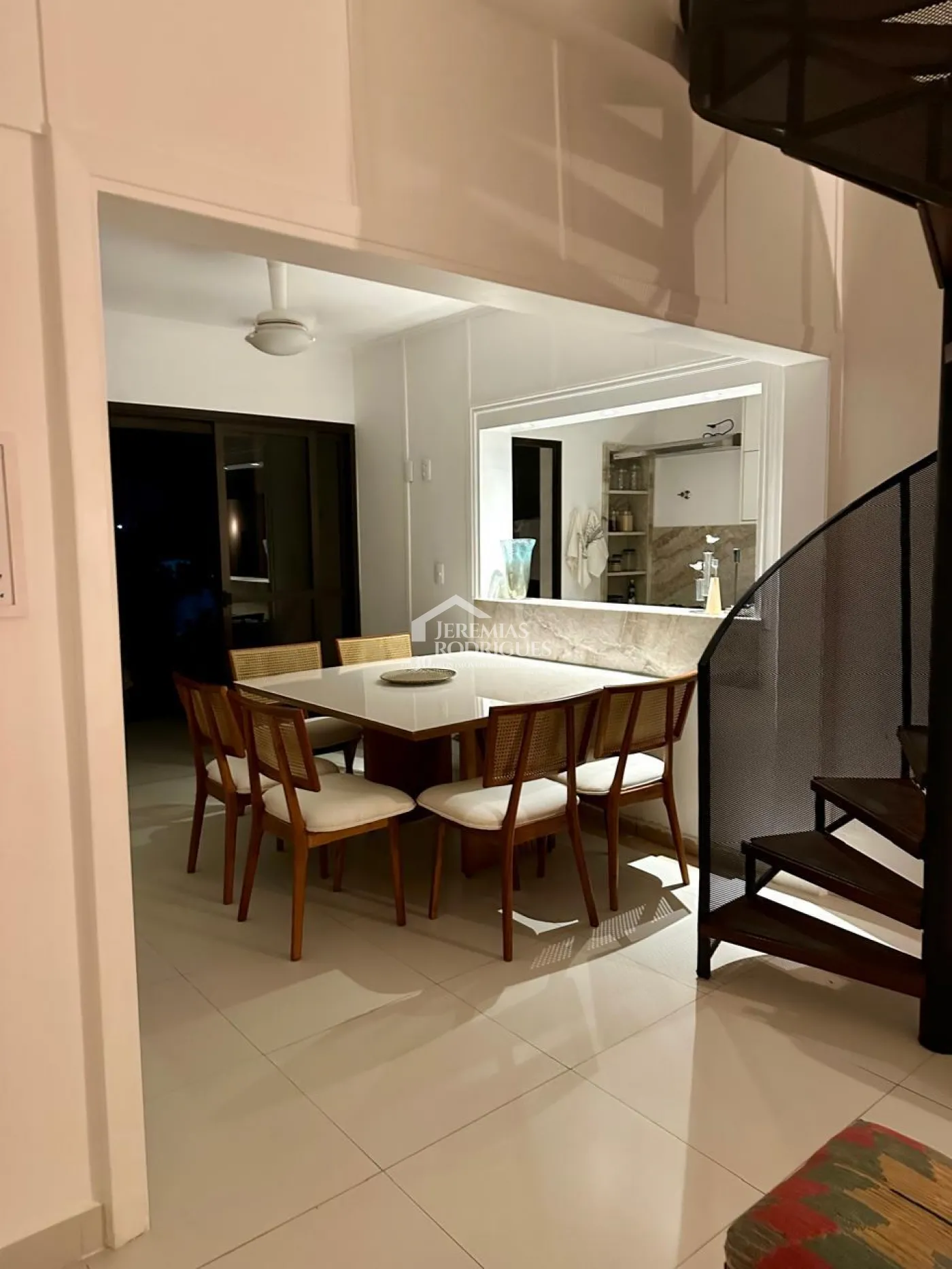 Apartamento duplex à venda com 3 dormitórios, 194 m² no Condomínio Lauro Rezende em Ubatuba/SP.