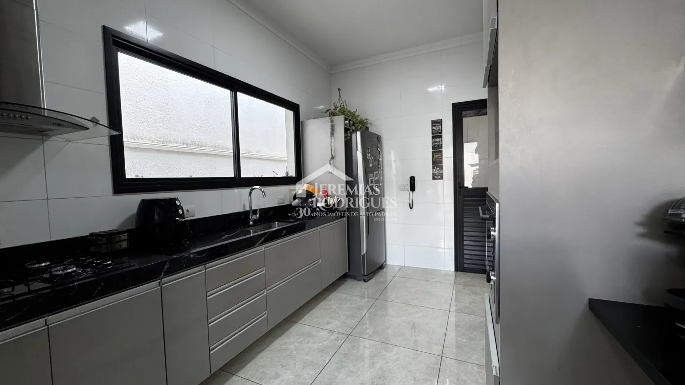 Casa à venda com 3 suítes no Condomínio Reserva dos Lagos em Pindamonhangaba/SP.