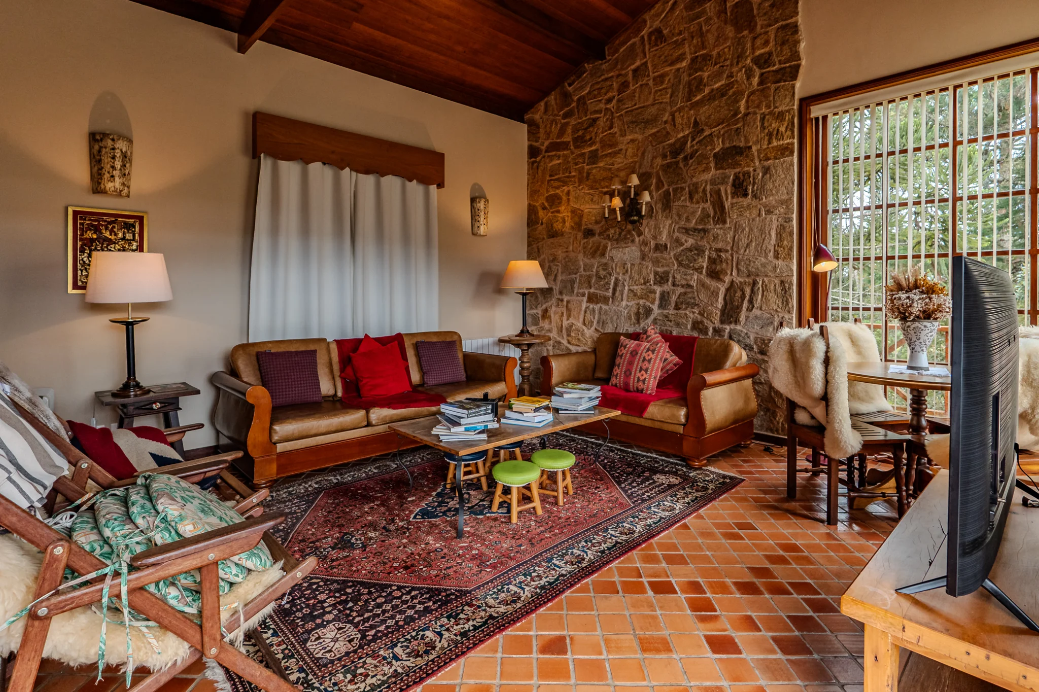 Casa estilo Toscana à venda com 4 suítes no Condomínio Vila Simonsen em Campos do Jordão/SP. 