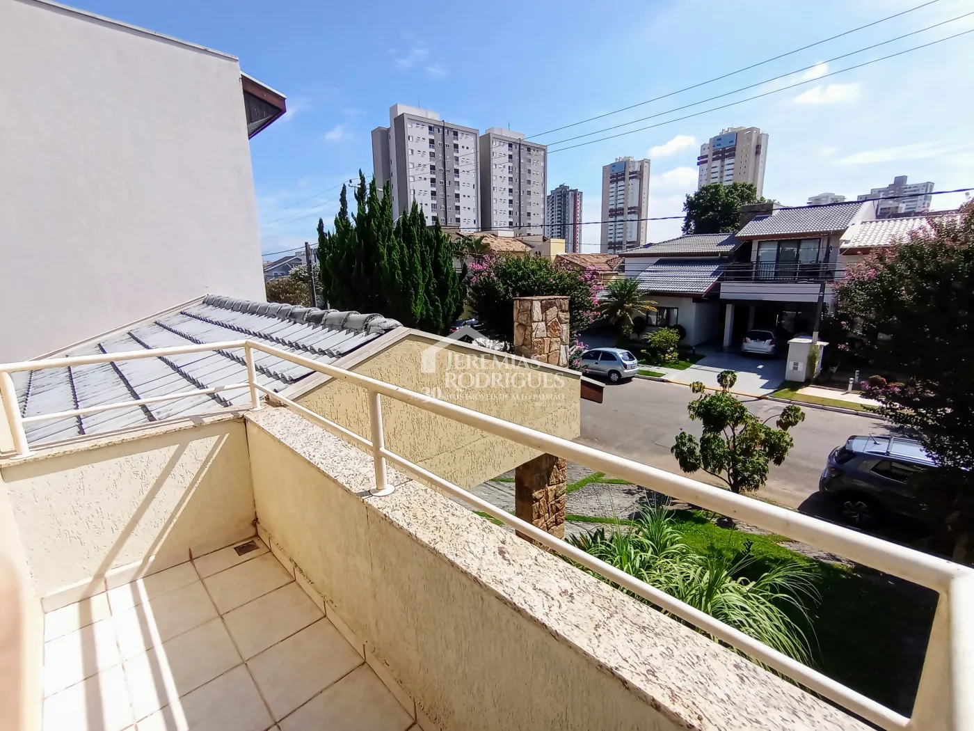 Casa assobradada à venda com 3 suítes no Condomínio Fortaleza em Taubaté/SP.