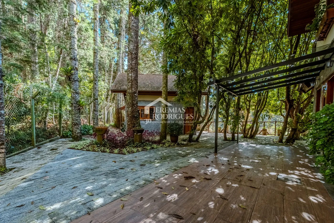 Casa à venda com 3 suítes no Condomínio Reserva Figueiredo em Campos do Jordão/SP.