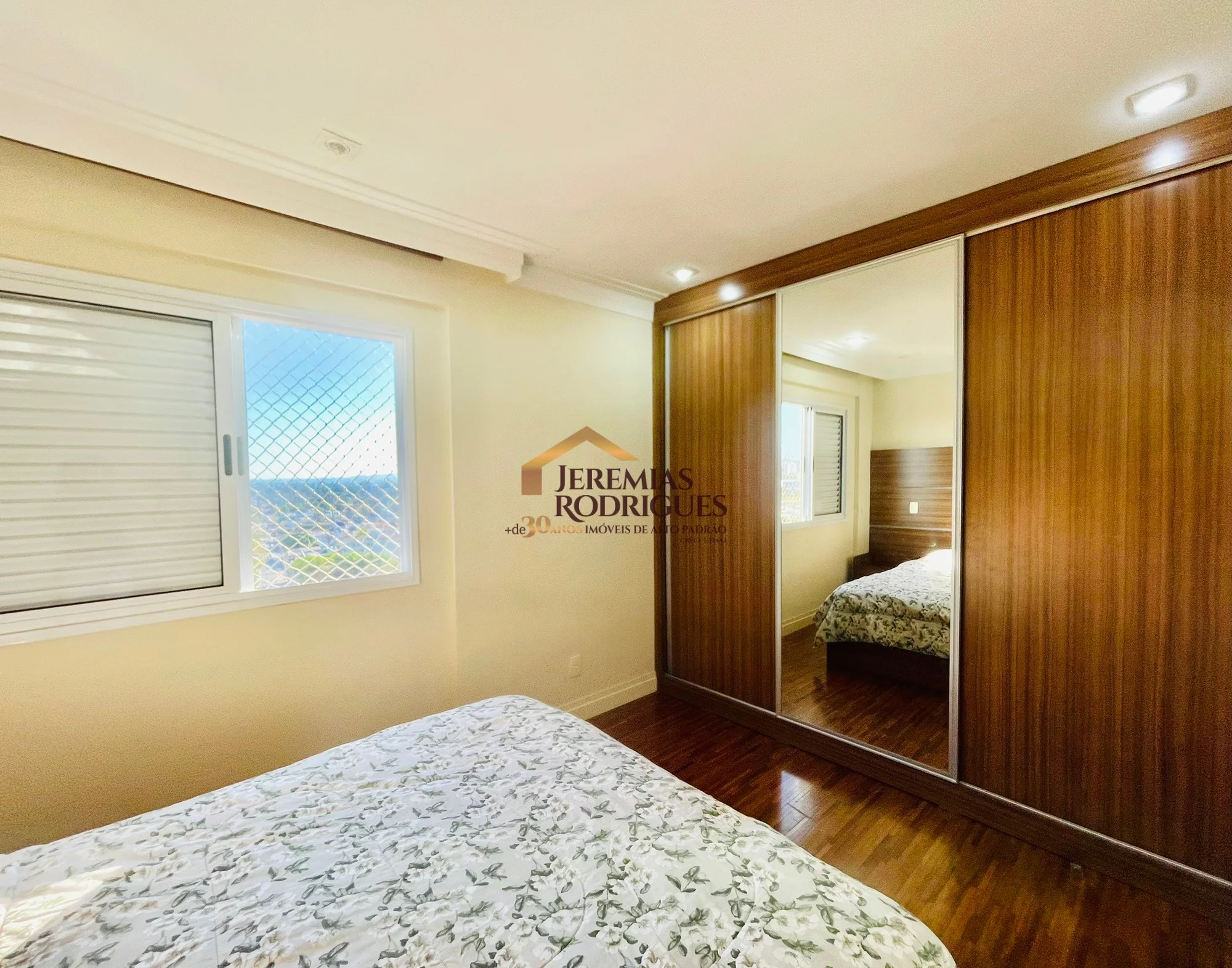 Apartamento à venda no Edifício Sauípe em Taubaté/SP.