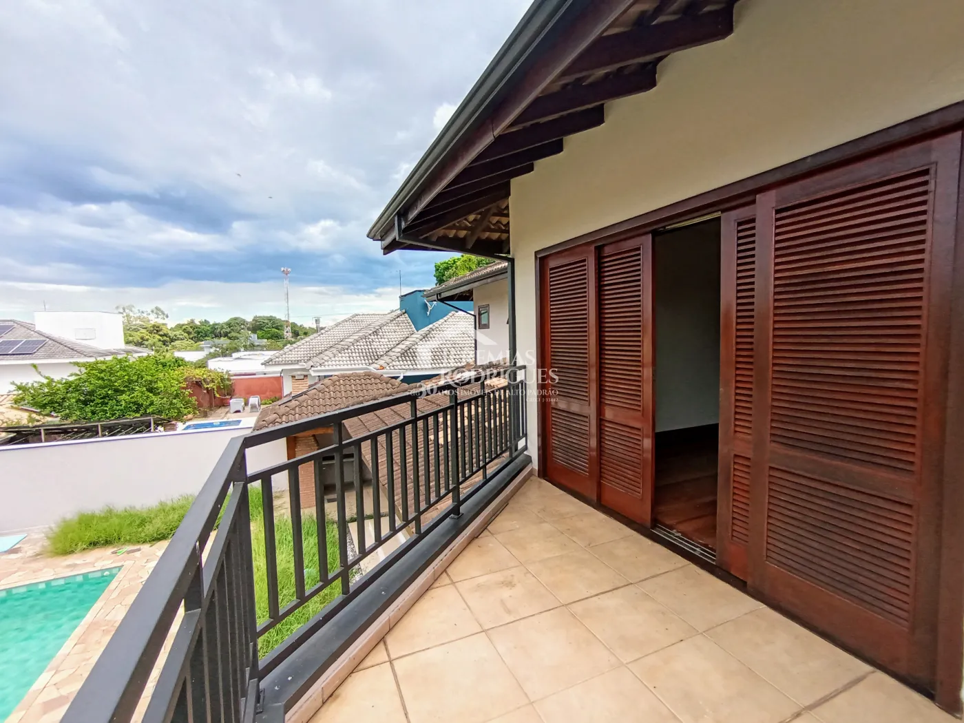 Casa à venda e locação com 4 suítes no Condomínio Colonial Village I em Pindamonhangaba/SP.