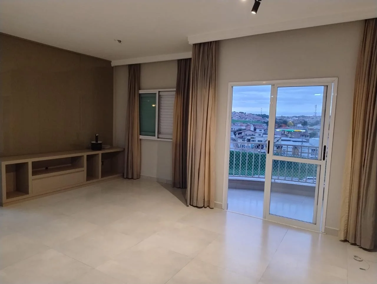 Apartamento com 2 dormitórios, 74 m²  para locação no Condomínio Litani em Taubaté/SP.