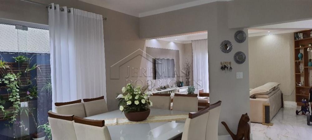 Casa à venda com 3 suítes no Condomínio Parque das Araucárias em Tremembé/SP.