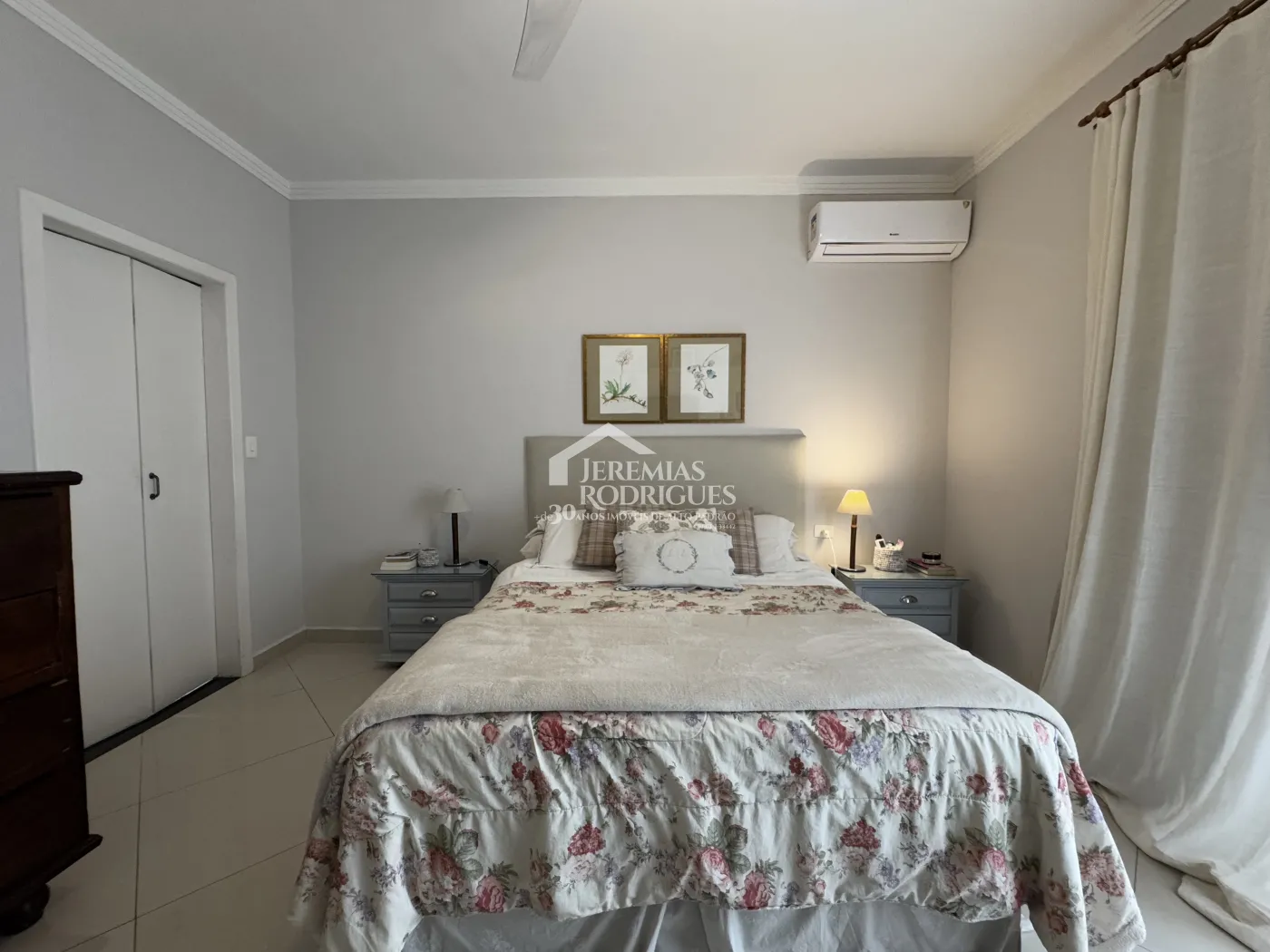 Casa à venda com 3 suítes no Condomínio Real Ville em Pindamonhangaba/SP.