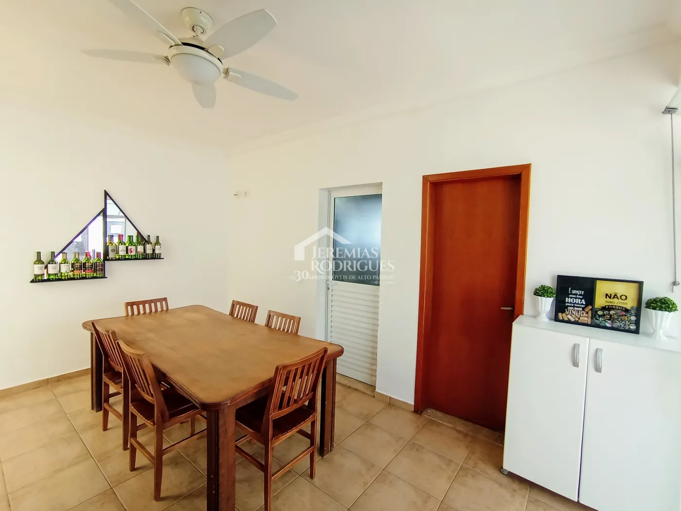 Casa assobradada com 3 suítes - Condomínio Jardim Oásis - Taubaté/SP.