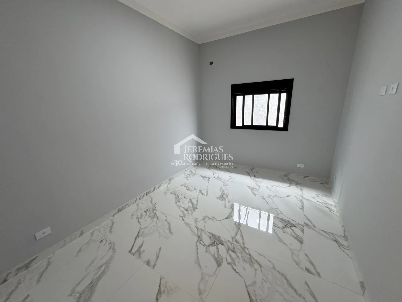 Casa à venda com 3 dormitórios no Condomínio Residencial Laguna em Pindamonhangaba/SP.