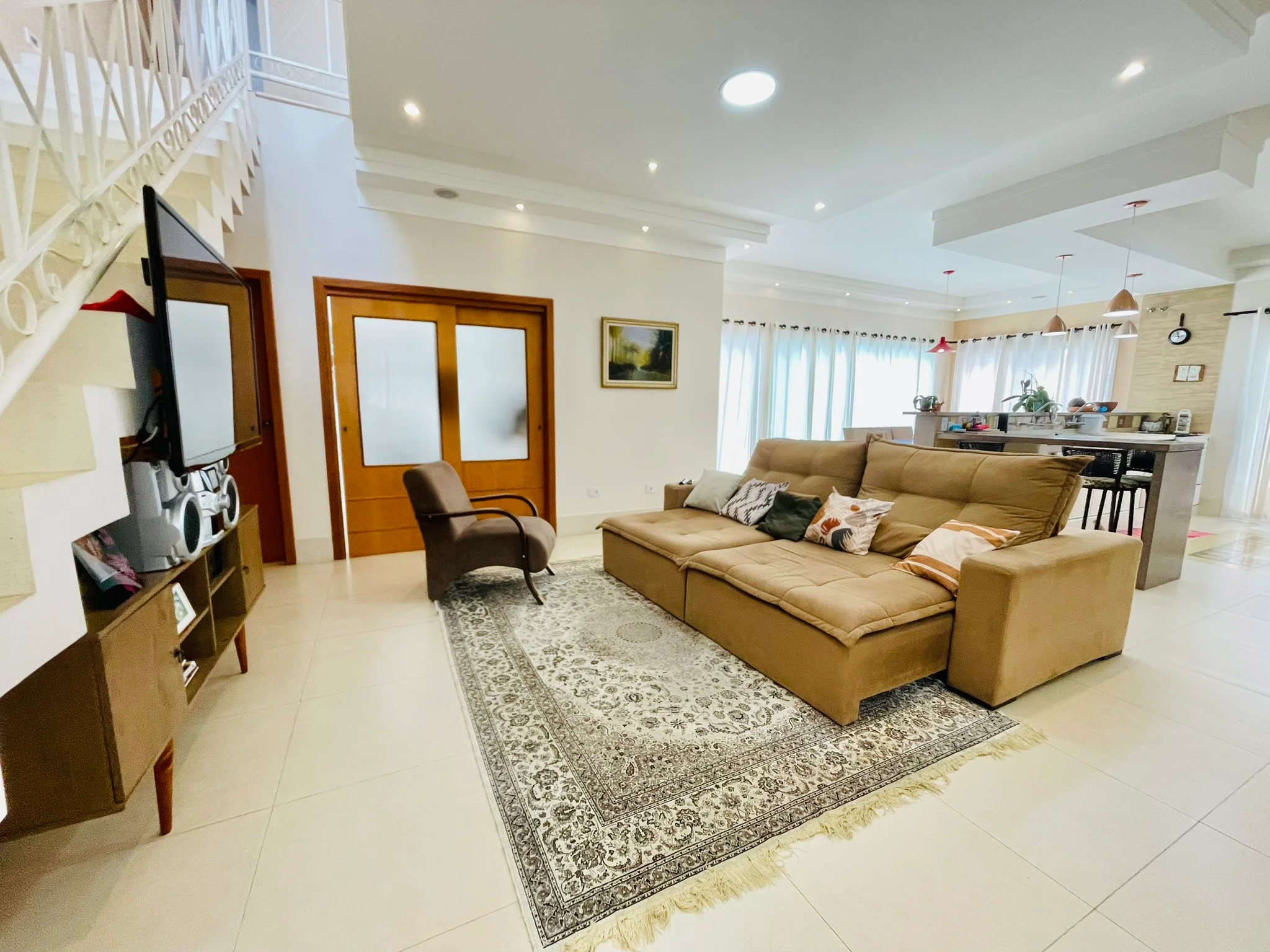 Casa à venda com 4 dormitórios no Condomínio Jardim Oásis em Taubaté/SP. 
