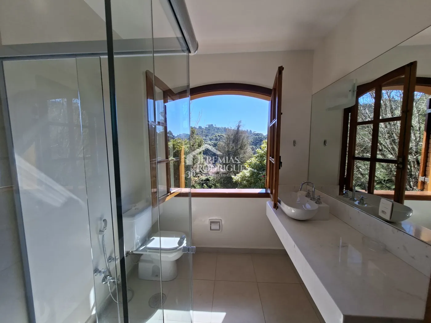 Casa à venda com 4 dormitórios no Condomínio Jardim Véu da Noiva em Campos do Jordão/SP.