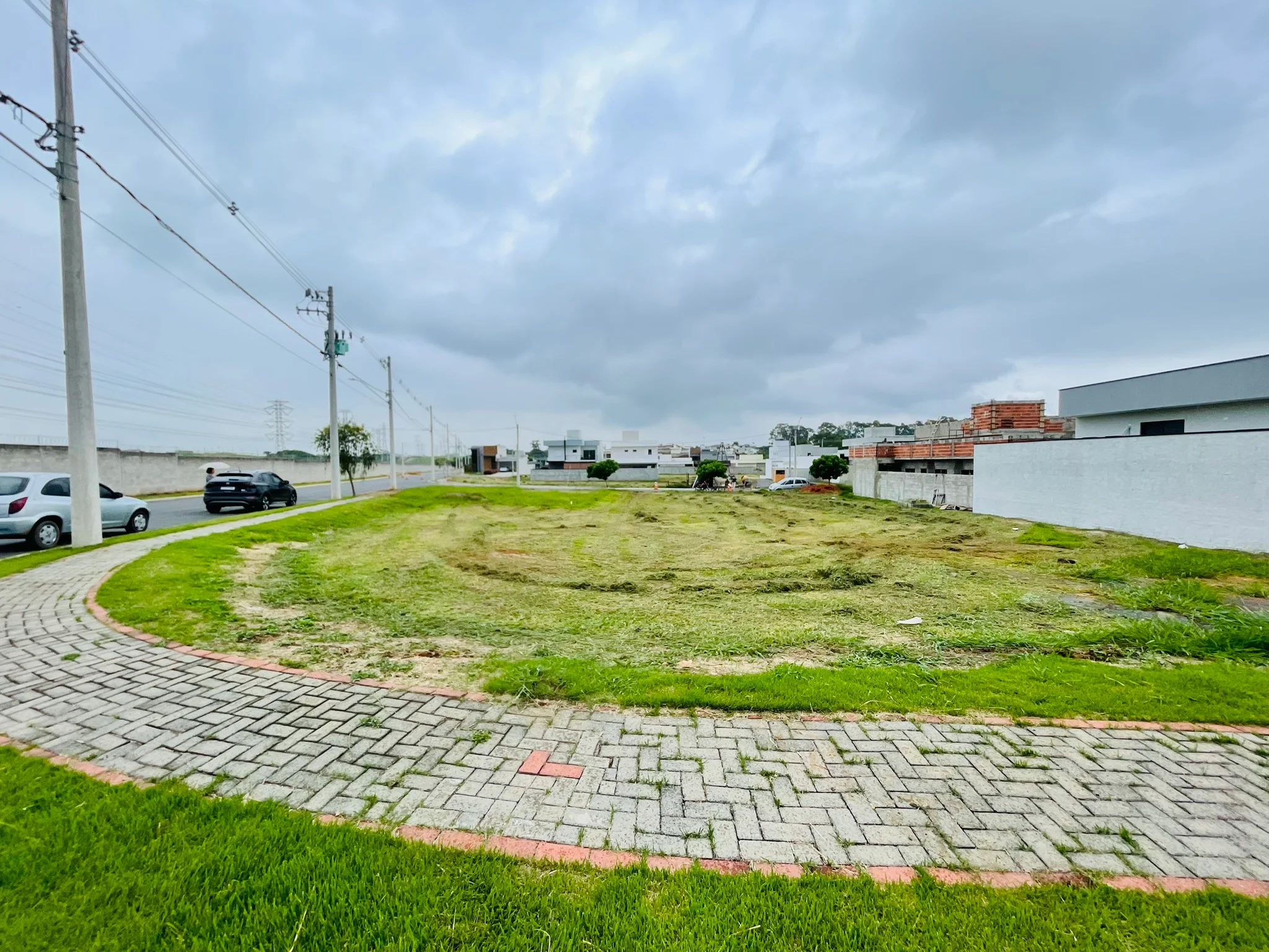 Terreno à venda com 374 m² no Condomínio Bosque do Imperador em Pindamonhangaba/SP. 