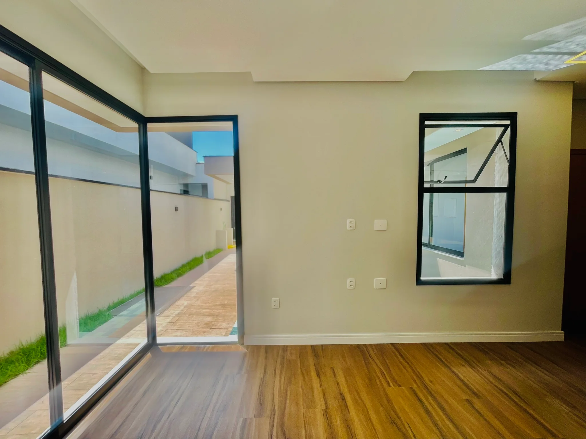 Casa para venda e locação com 3 dormitórios no Condomínio Terras do Vale em Caçapava/SP. 