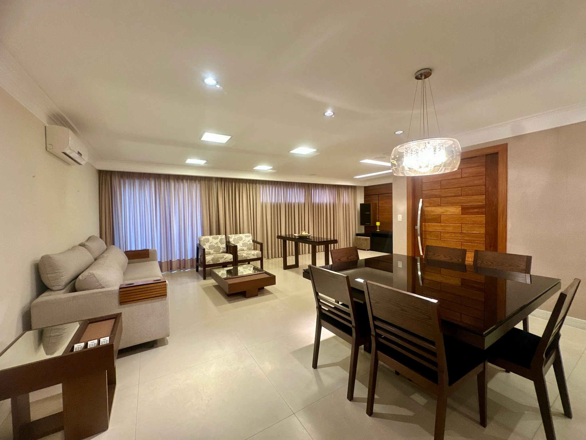 Apartamento mobiliado para venda e locação, 263 m² no Edifício Placere em Taubaté/SP.