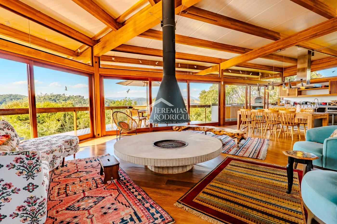 Mansão à venda com 4 suítes no Condomínio Parque da Mantiqueira em Santo Antônio do Pinhal/SP.