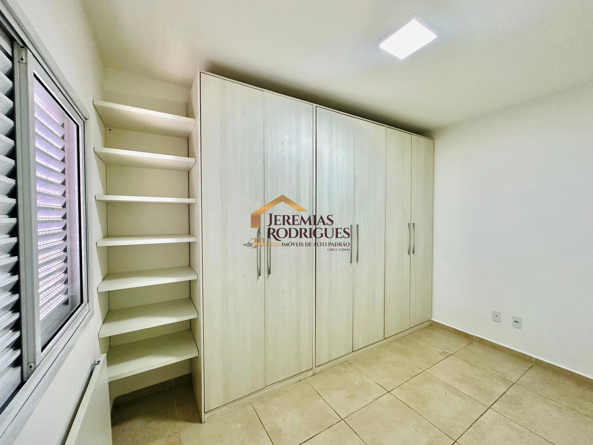 Apartamento para locação e venda no Edifício Solar Vicente Giffoni em Taubaté/SP.
