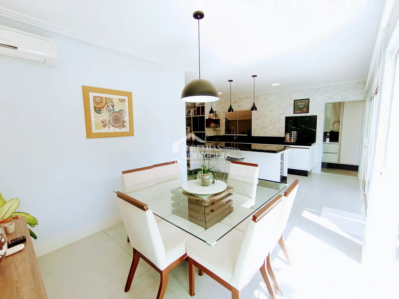 Casa à venda com 4 suítes no Condomínio Altos da Serra VI em São José dos Campos/SP