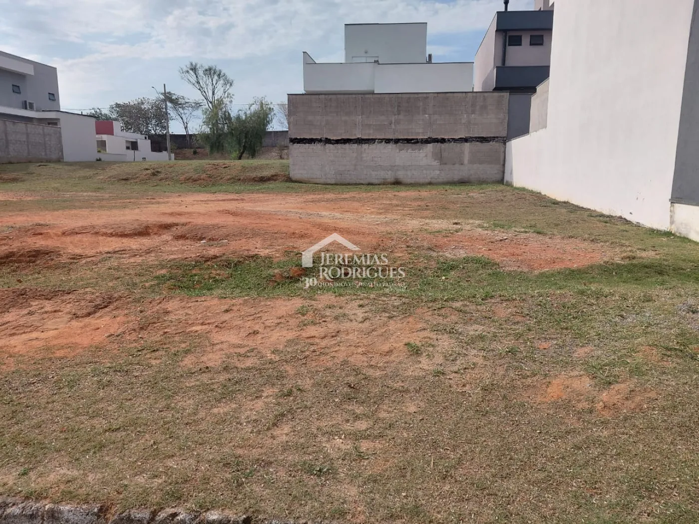 Terreno à venda com 258 m² no Condomínio Moema Ville em Pindamonhangaba/SP.