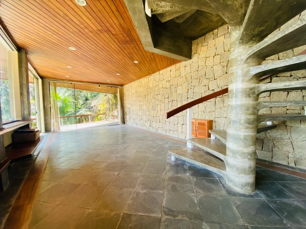 Casa à venda com 5 dormitórios no Condomínio Ponta das Toninhas em Ubatuba/SP. 