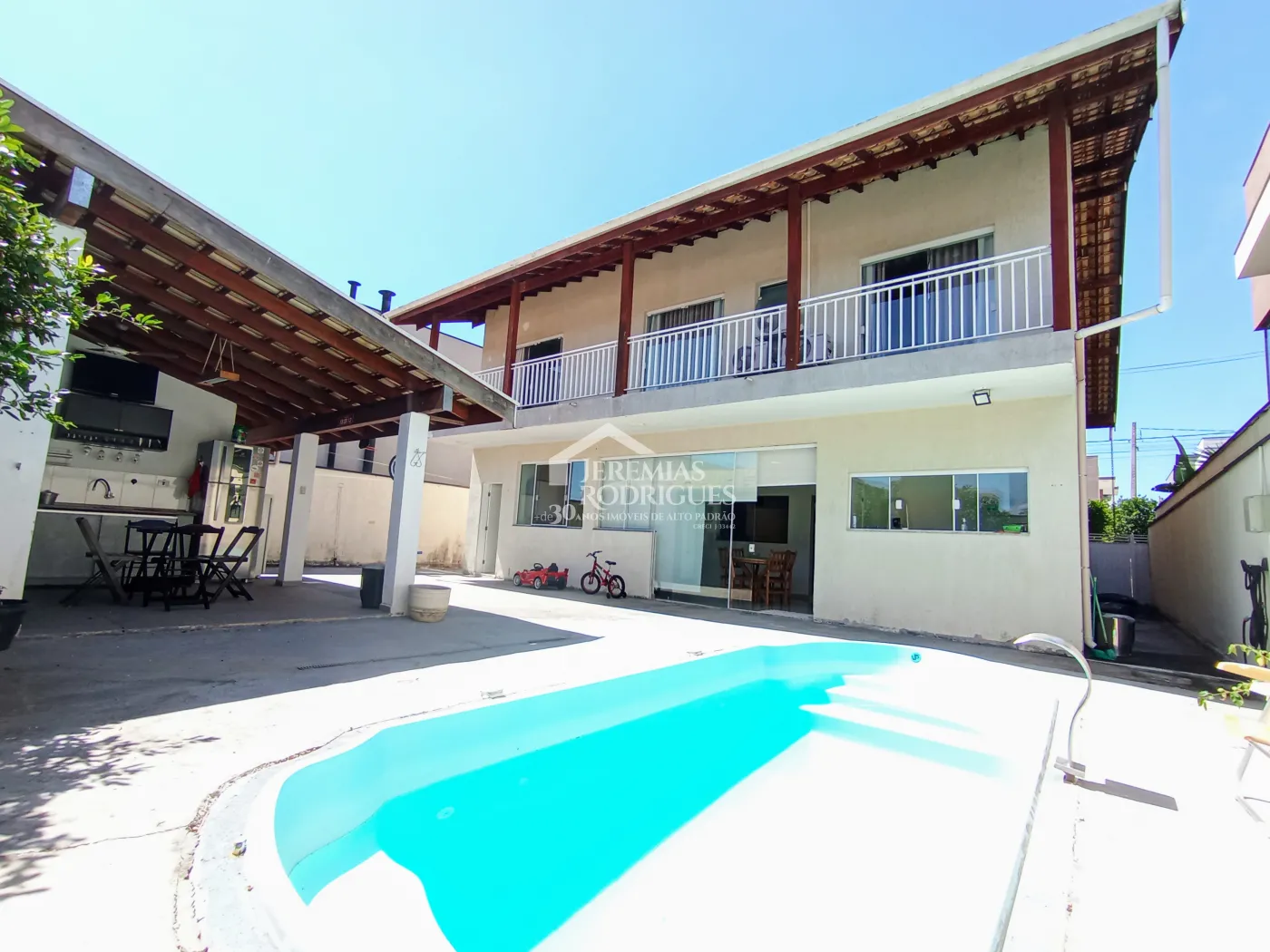 Casa à venda com 3 suítes no Condomínio Reserva dos Lagos em Pindamonhangaba/SP.