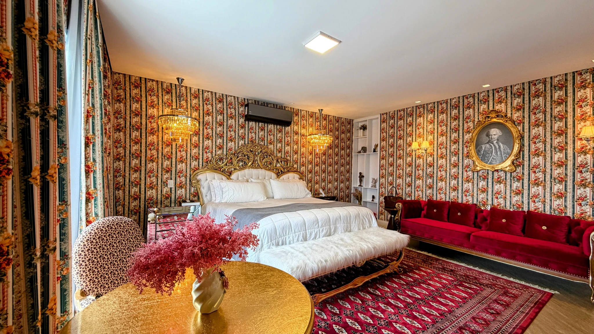 Casa à venda com 4 suítes no  Condomínio Iporanga em Campos do Jordão/SP. 