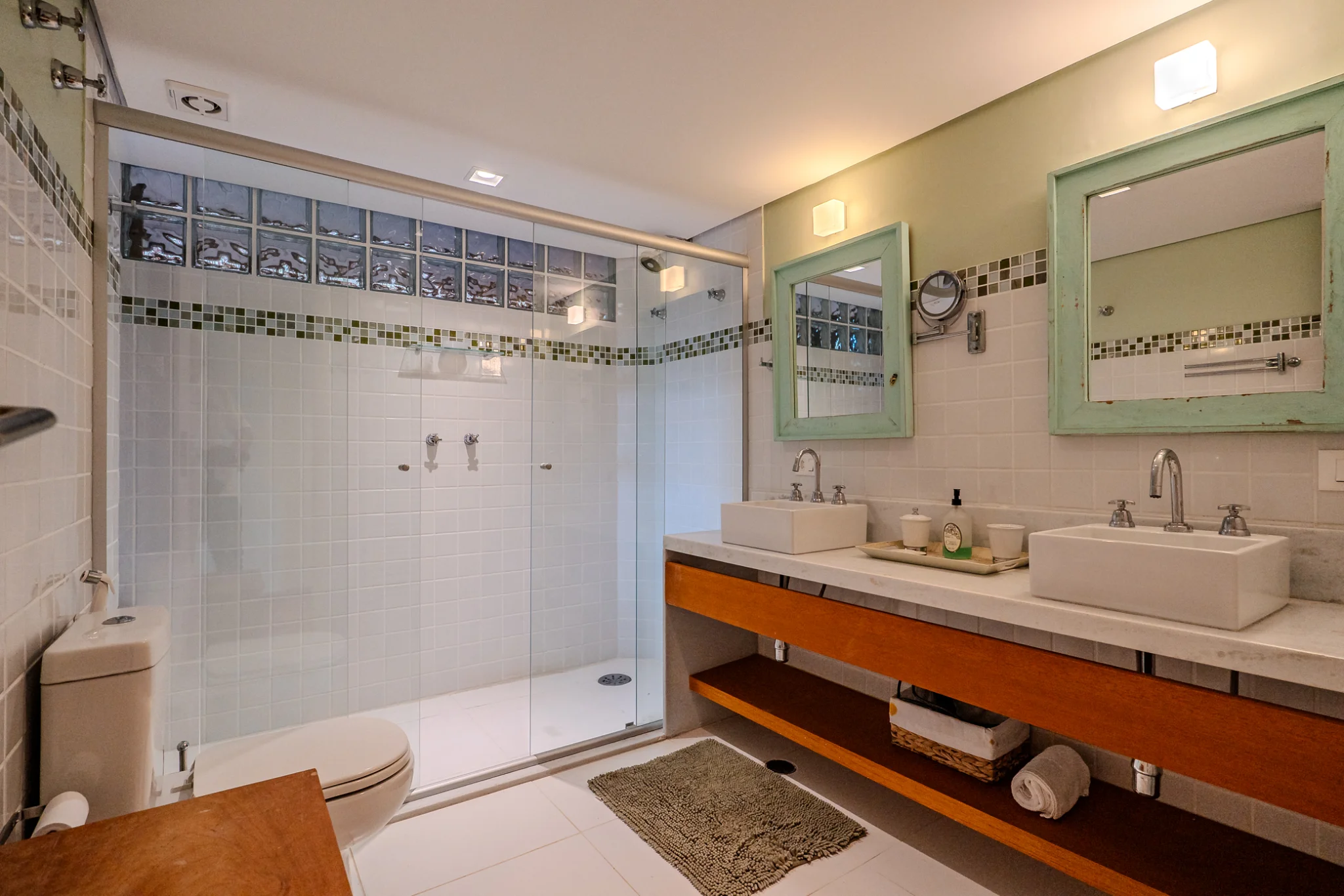 Casa estilo Toscana à venda com 4 suítes no Condomínio Vila Simonsen em Campos do Jordão/SP. 