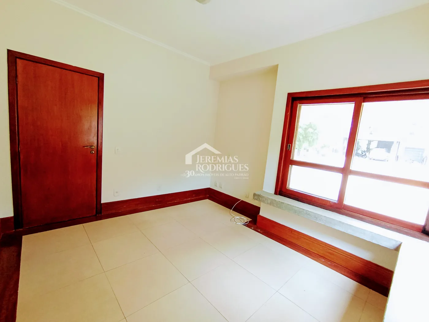 Casa à venda e locação com 4 suítes no Condomínio Colonial Village I em Pindamonhangaba/SP.