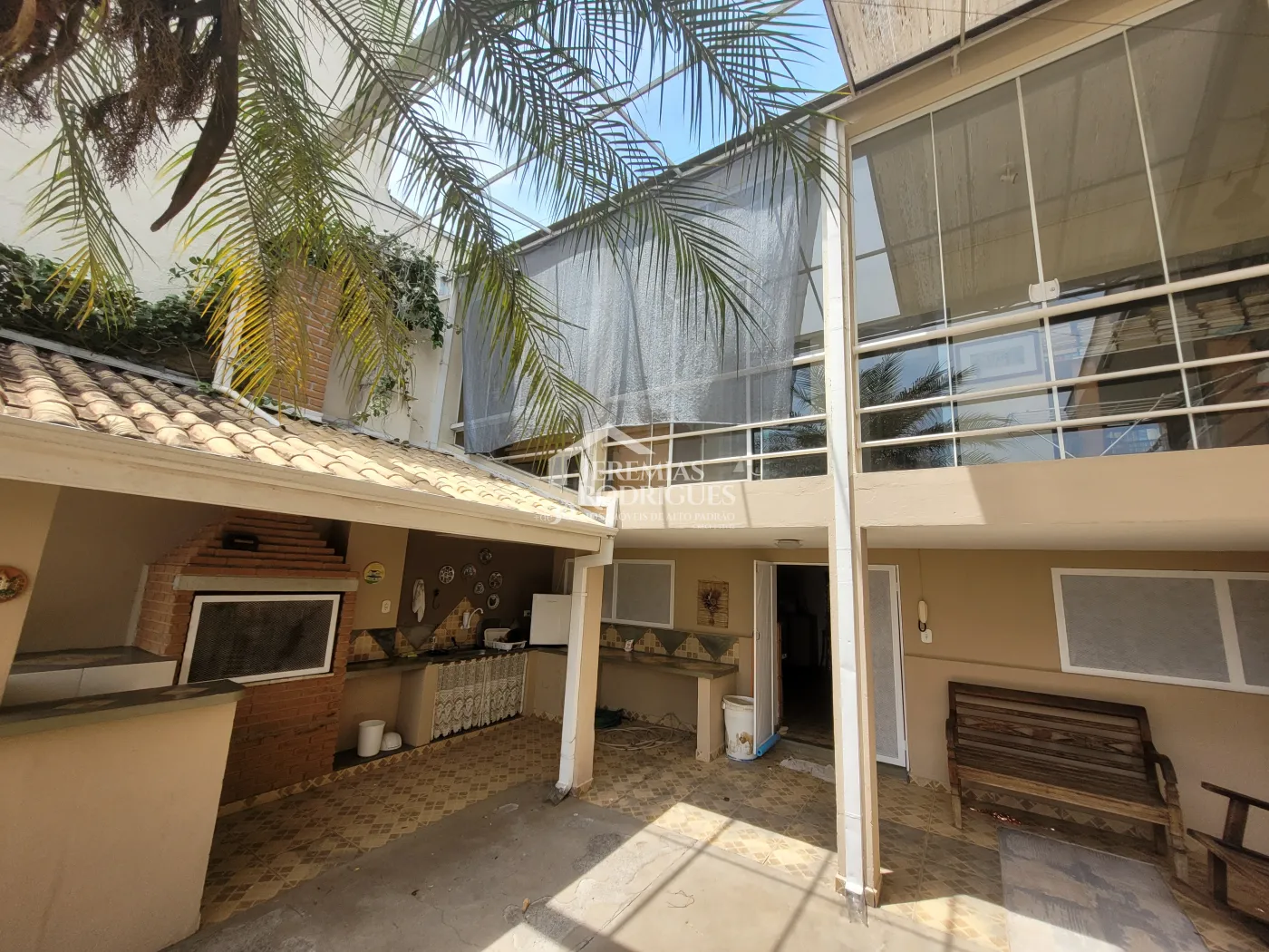 Casa à venda no Centro em Pindamonhangaba/SP.