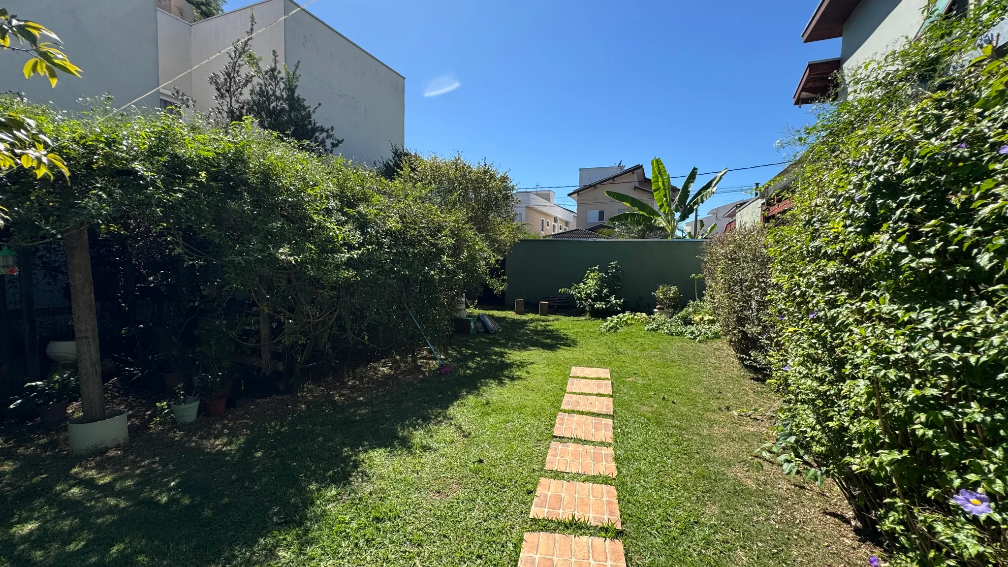 Casa e terreno á venda no Condomínio Campos do Conde III em Tremembé/SP.