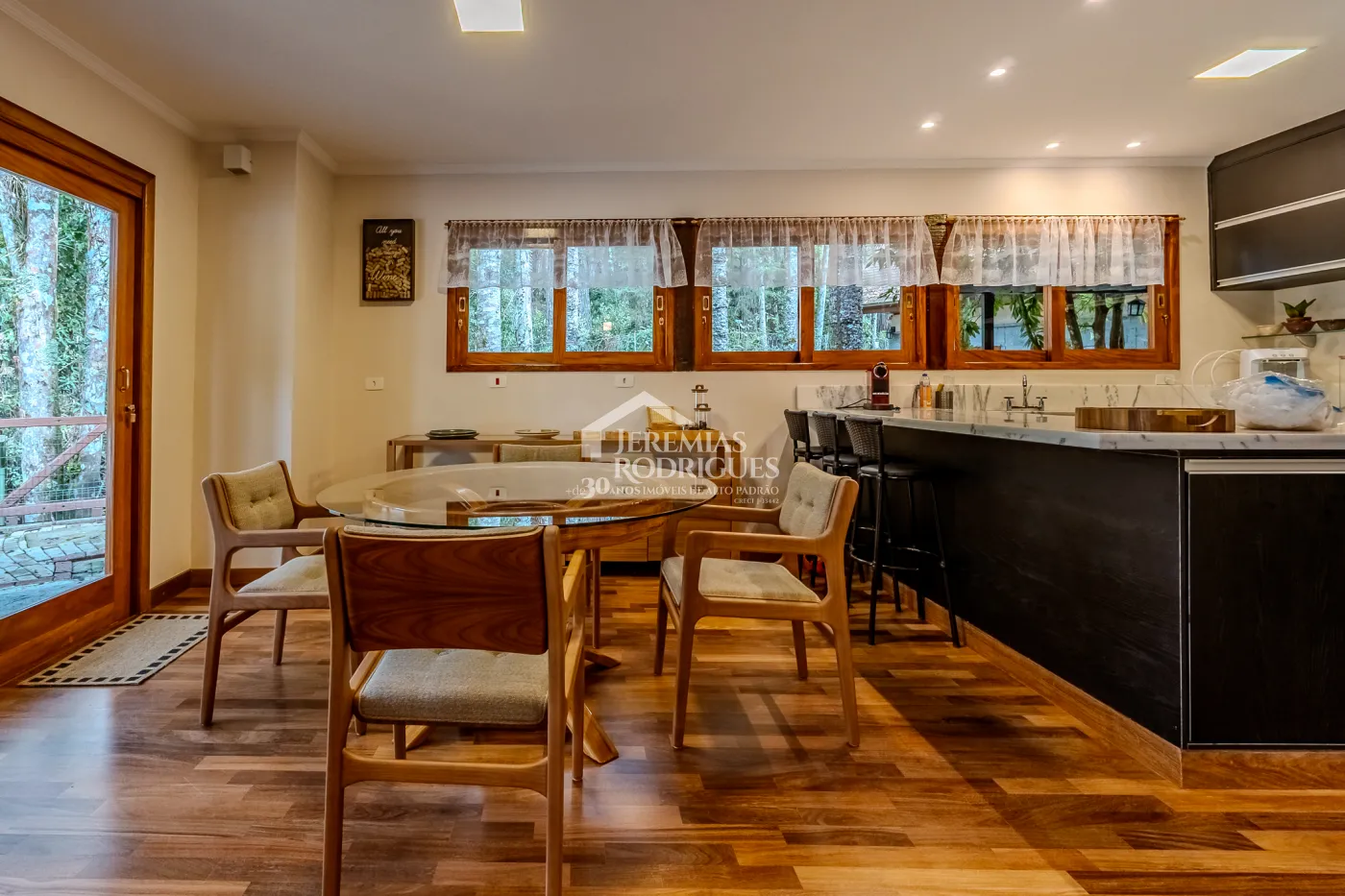 Casa à venda com 3 suítes no Condomínio Reserva Figueiredo em Campos do Jordão/SP.