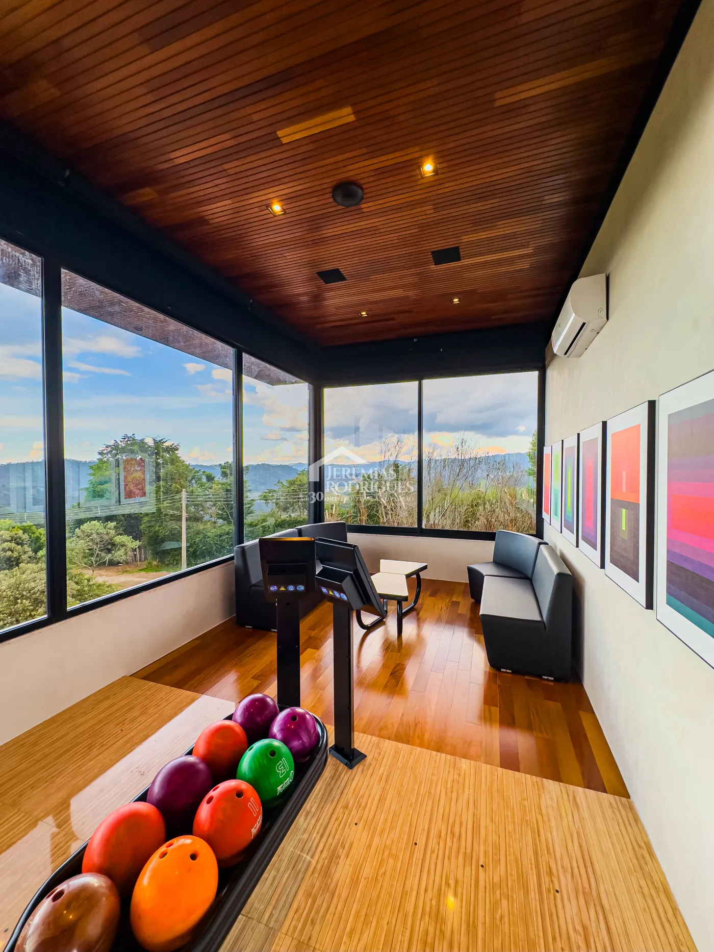 Mansão à venda com 11 suítes no Condomínio Gran Ville em Campos do Jordão/SP.