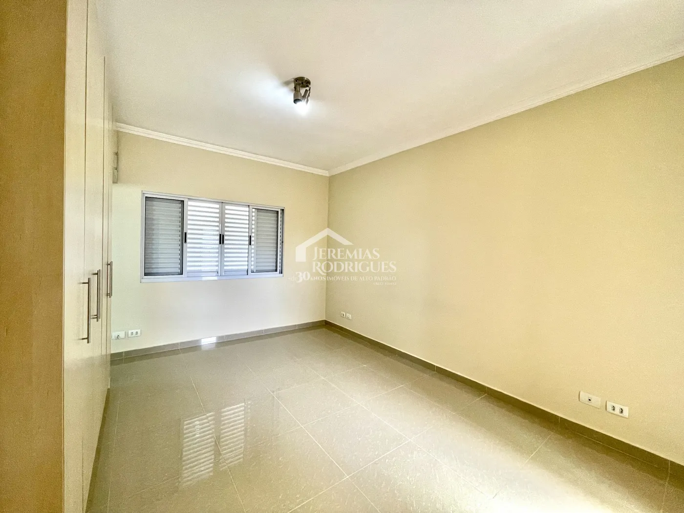 Casa para locação com 3 suítes no Condomínio Campos do Conde III em Tremembé/SP. 