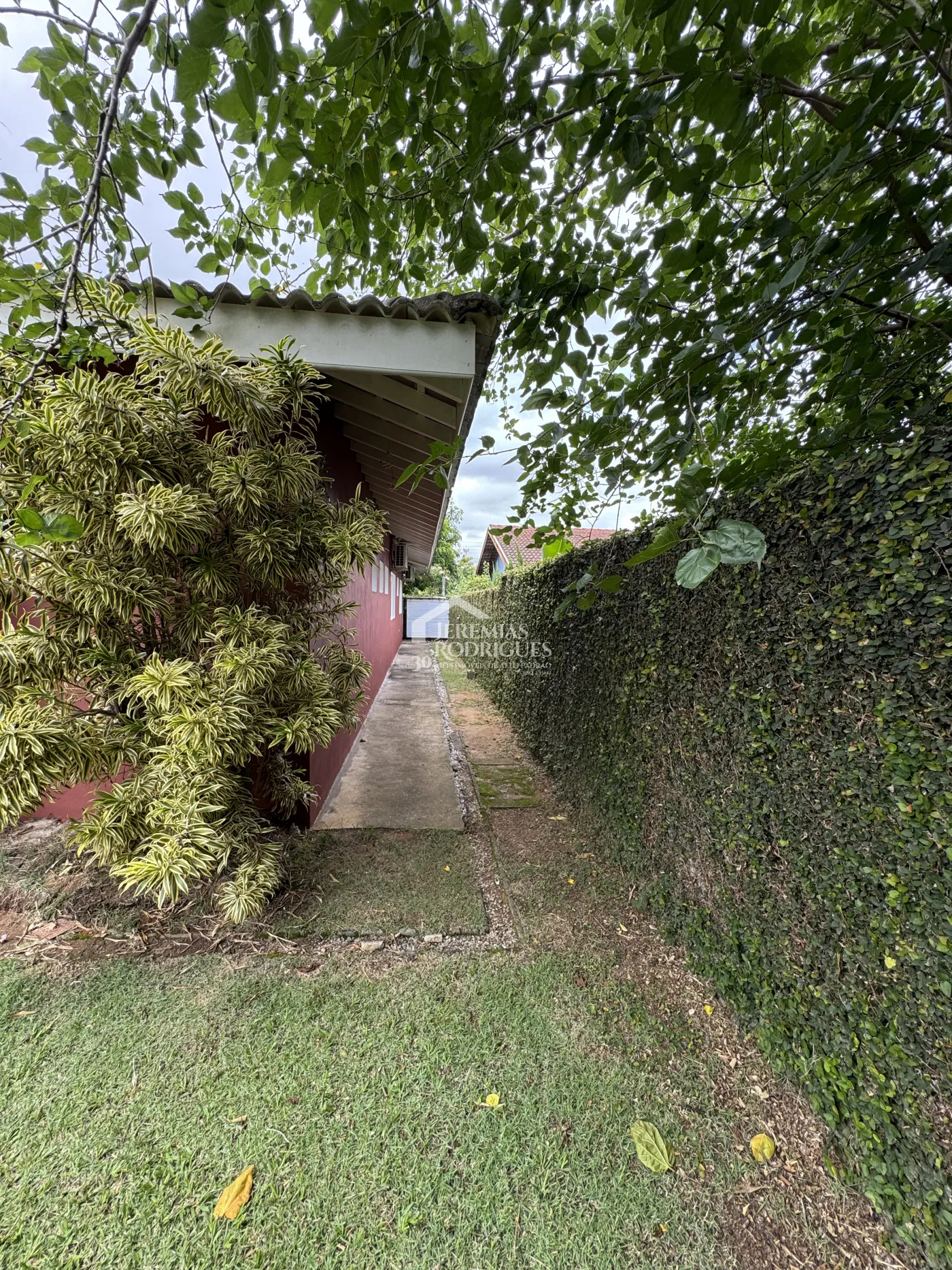 Casa para locação no Condomínio Colonial Village I em Pindamonhangaba/SP.