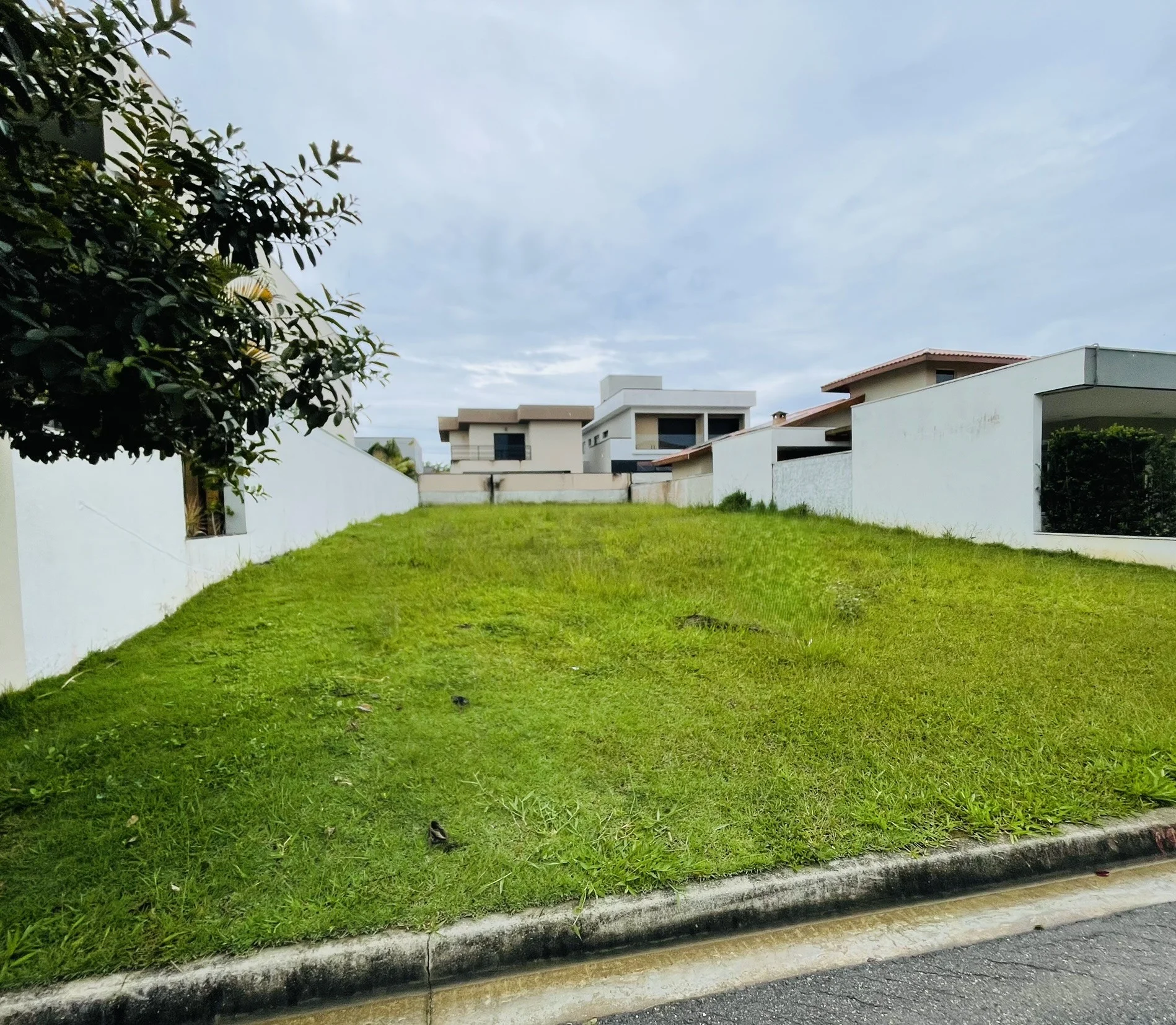 Terreno com 403 m² no Condomínio Ouro Ville em Taubaté/SP. 