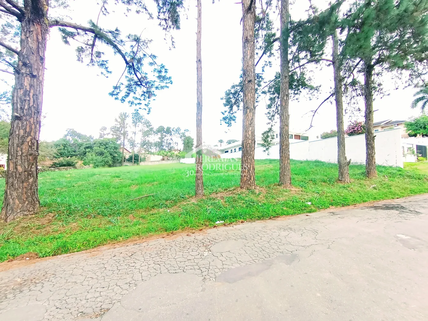 Terreno à venda com 2.293 m² no Condomínio Chácaras Cataguá em Taubaté/SP.