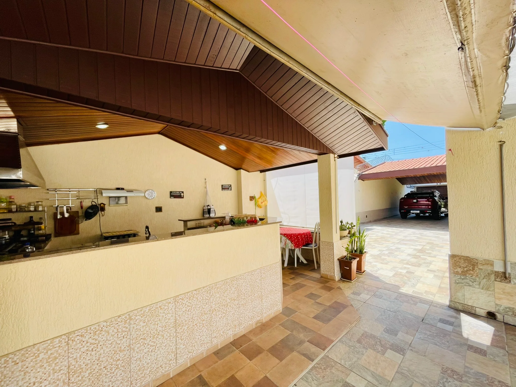 Casa à venda com 5 dormitórios no bairro Esplanada Independência em Taubaté/SP. 