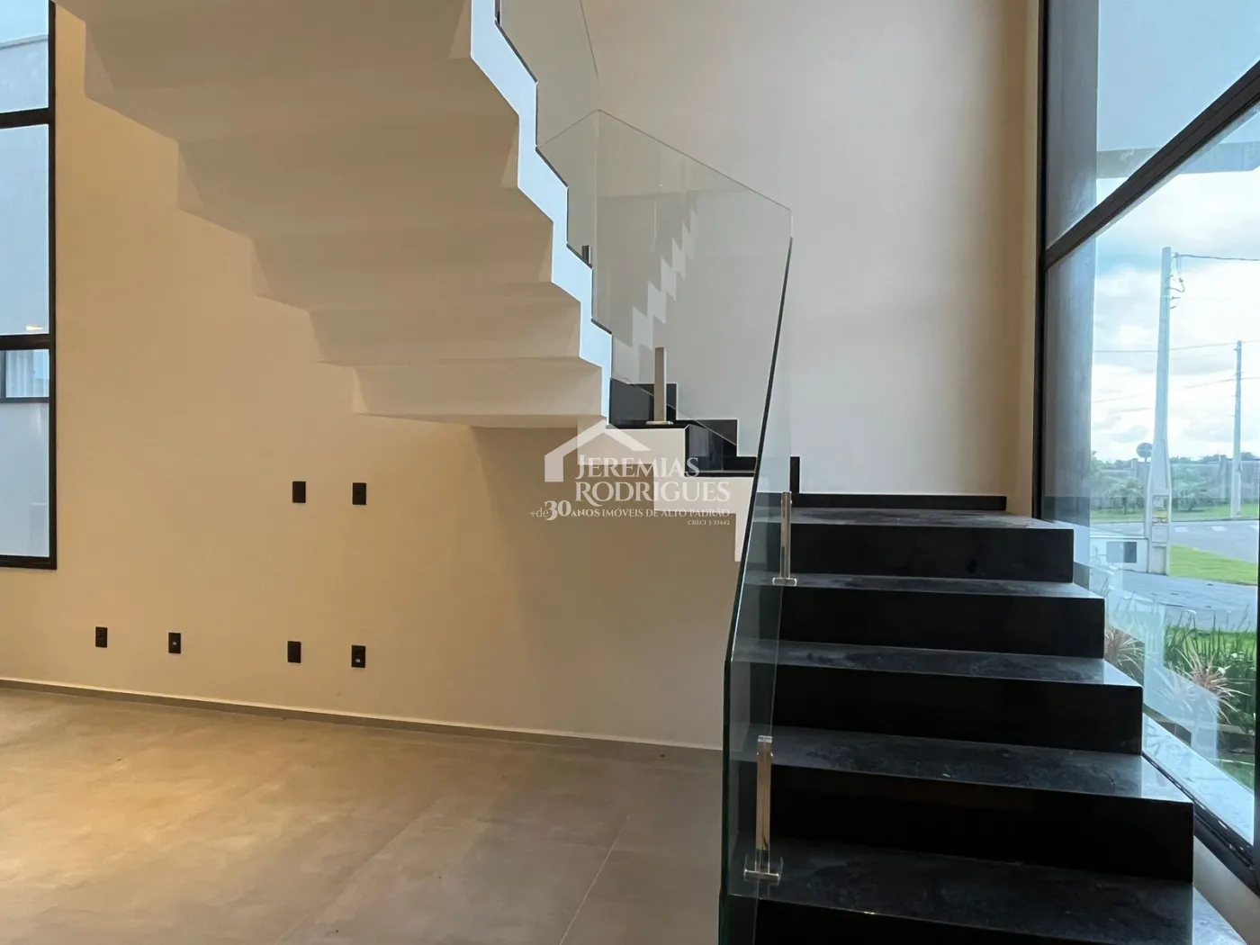 Casa assobradada à venda com 3 suítes no Condomínio Cyrela Landscape em Taubaté/SP.