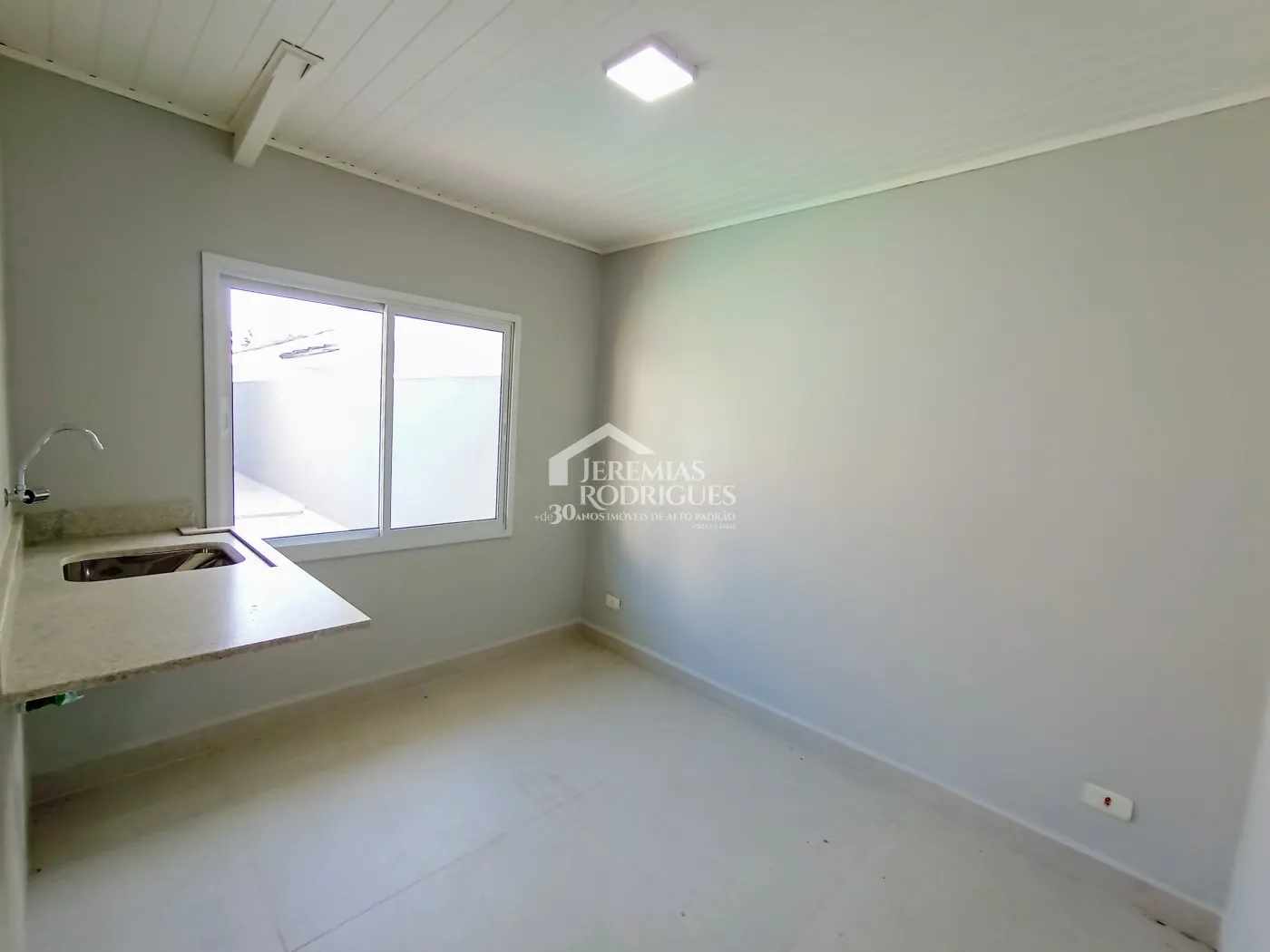 Casa à venda com 3 dormitórios no Condomínio Taubaté Village em Taubaté/SP.