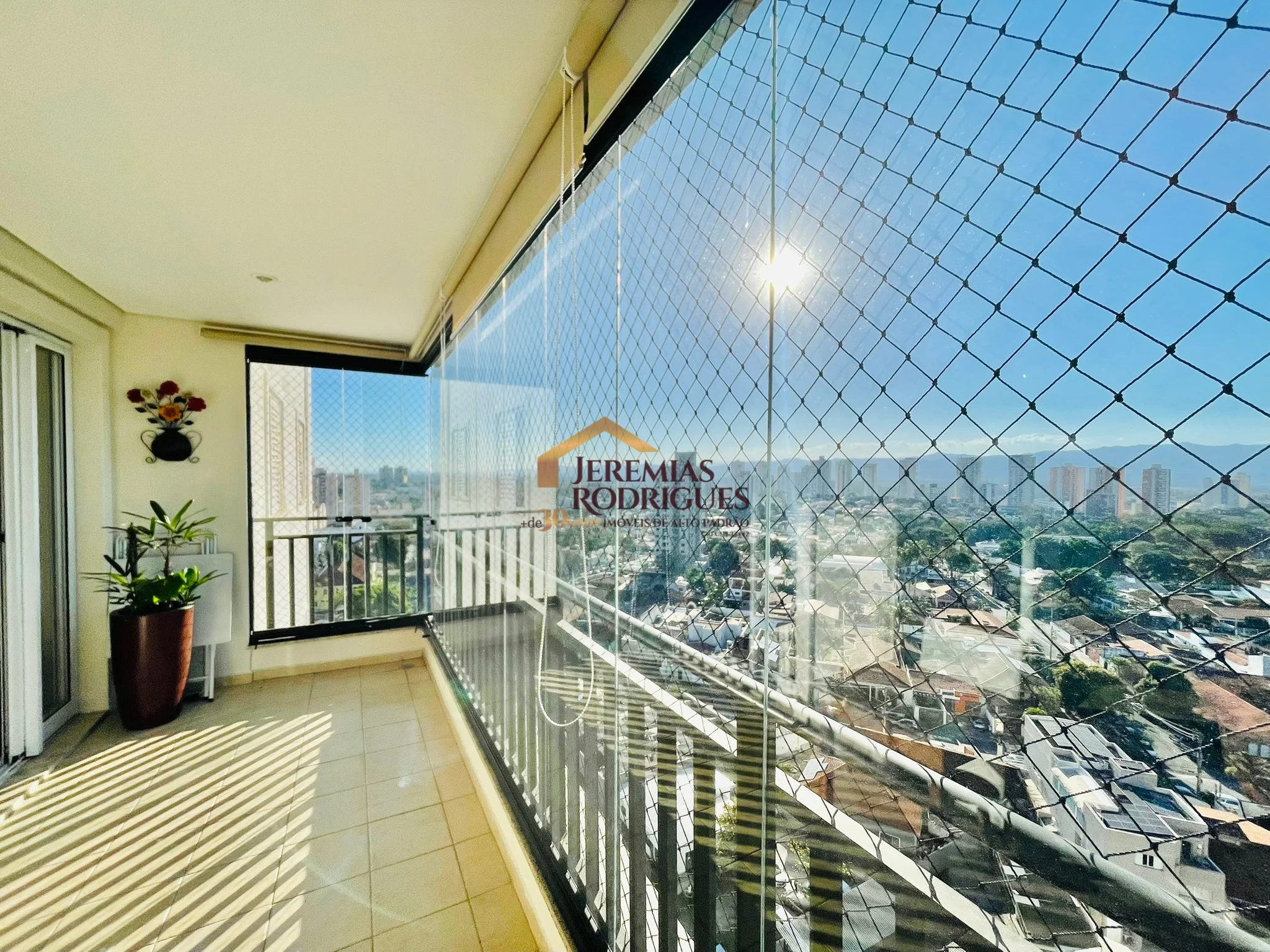 Apartamento à venda no Edifício Sauípe em Taubaté/SP.